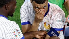 France's forward #10 Kylian Mbappe is escorted off the pitch for treatment during the UEFA Euro 2024 Group D football match between Austria and France at the Duesseldorf Arena in Duesseldorf on June 17, 2024. (Photo by Kenzo TRIBOUILLARD / AFP)