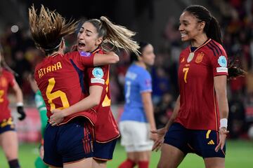 1-0. Aitana Bonmatí celebra el primer tanto que marca en el minuto 32 con Olga Carmona y Salma Paralluelo.