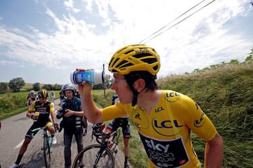 Geraint Thomas se vio afectado por los gases lacrimógenos que lanzaron los gendarmes franceses contra una manifestación de agricultores.