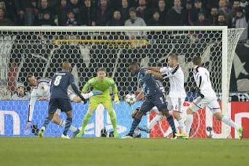 El equipo del colombiano, quien clasificó primero en la fase de grupos, tuvo problemas para adecuarse en el campo del Basel.