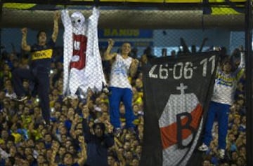 BAS203. BUENOS AIRES (ARGENTINA), 14/05/2015.- Simpatizantes de Boca Juniors aguardan el comienzo del partido ante River Plate hoy, jueves 14 de Mayo de 2015, por los octavos de final de la Copa Libertadores, en el estado de Boca Juniors en Buenos Aires (Argentina). EFE/Ivan Fernandez