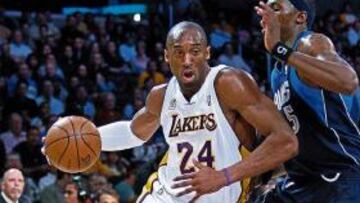 <b>IMPARABLE. </b>Kobe desborda a Josh Howard: hacia los 52 puntos.