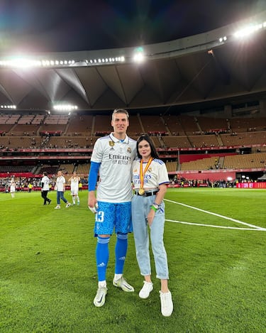 Andriy Lunin protagonizó una de las imágenes más sorprendentes y virales tras casarse con Anastasia Tamazova en chándal en una ceremonia civil que tuvo lugar en Madrid. La esposa del portero del conjunto blanco es una asidua de las redes sociales con sesiones fotográficas donde presume de su figura. Además, tienen un hijo juntos.