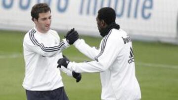 <b>QUERIDO. </b>Adebayor se acercó a felicitar a Higuaín cuando marcó su primer gol al Real Madrid C.