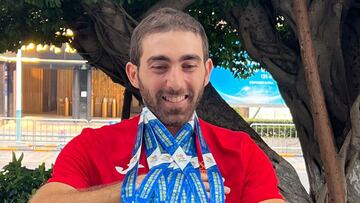 El patinador español Sebastián 'Chevi' Guzmán posa con las cinco medallas de oro que conquistó en los Juegos Mundiales de Chengdú 2025.