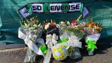 Ramo de flores en el campo de El Sotón de Pola de Lena, en memoria de José Manuel Fernández Suárez, el socio que falleció en el trágico accidente del domingo 13 de febrero durante el enuentro de la SD Lenense fren