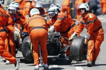 Operarios retirando los restos del coche de Pastor Maldonado tras el accidente.