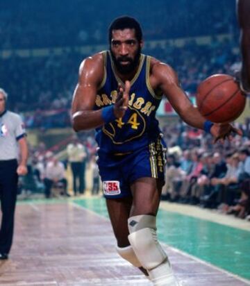 Clifford Ray con la camiseta de 1975 a 1986.