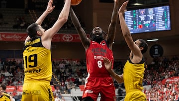 MURCIA, 08/02/2025.- El alero de UCAM Murcia Howard Sant-Roos (c) lucha por ante la presión del pívot georgiano de La Laguna Tenerife Giorgi Shermadini (i), durante el partido de la vigésima jornada de la liga Endesa que están disputando este sábado en el Palacio de los Deportes de Murcia. EFE/Marcial Guillén
