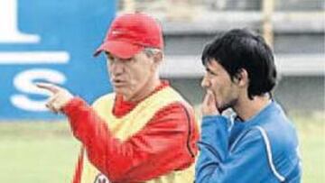 <b>VUELTA. </b>Aguirre charló ayer unos minutos a solas con Agüero.