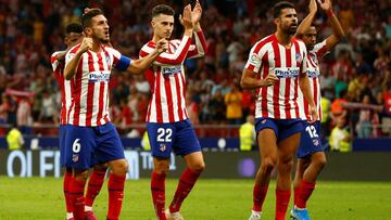 Los jugadores del Atlético aplauden a su afición tras vencer al Eibar.