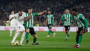 Benzema intenta el disparo rodeado de jugadores del Betis.