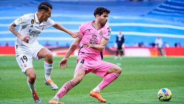 Dani Ceballos of Real Madrid Cf (L) battles for the ball with Leandro Cabrera of RCD Espanyol (R)  during a match between Real Madrid v RCD Espanyol as part of LaLiga in Madrid, Spain, on March 11, 2022. (Photo by Alvaro Medranda/NurPhoto via Getty Images)