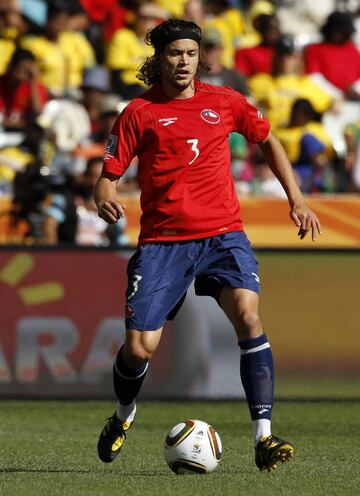 Fue titular por largos años en la Roja, pero debió retirarse de la actividad tras una serie de lesiones. Su último equipo fue Universidad de Concepción.