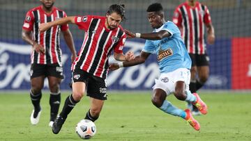 LIMA, PERU - APRIL 20: Martin Benitez of Sao Paulo fights for the ball with Christofer Gonzalez of Sporting Cristal during a match between Sporting Cristal and Sao Paulo as part of Group E of Copa CONMEBOL Libertadores 2021 at Estadio Nacional de Lima on 