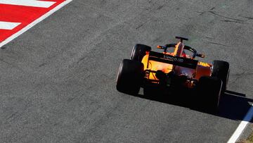 Fernando Alonso con el McLaren en Barcelona.