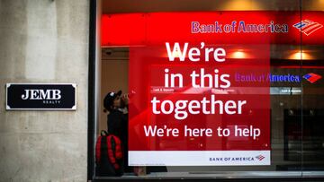 Un hombre se refugia de la lluvia dentro de una sucursal del Bank of America en el distrito financiero, durante el brote de la enfermedad por coronavirus (COVID-19) en la ciudad de Nueva York, Nueva York. 23 de abril de 2020.