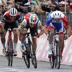 Gaviria gana en Orbetello tras la descalificación de Viviani