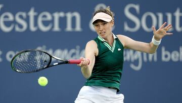 La tenista española Cristina Bucsa devuelve una bola durante su partido ante Belinda Bencic en el WTA 1.000 de Cincinnati.
