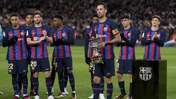 Sergio Busquets, aplaudido por sus compañeros con el título de la Supercopa.