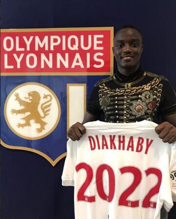 En el verano pasado, antes de fichar por el club valencianista, amplio su contrato con el Olympique de Lyon hasta 2022. 