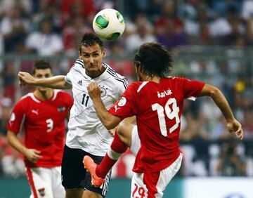 El jugador alemán (polaco de nacimiento) es el máximo goleador de la selección germana con 71 goles en 137 partidos, y desde el Mundial 2014 también es el máximo anotador de la historia de la Copa del Mundo. Hábil con los pies e imparable de cabeza.