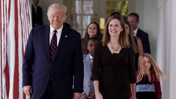 El presidente de los Estados Unidos, Donald Trump (izquierda) y la jueza Amy Coney Barrett (derecha), llegan al jard&iacute;n de rosas de la Casa Blanca en Washington, DC, el 26 de septiembre de 2020.