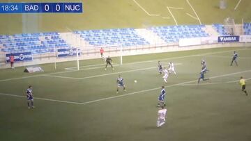 Marca un golazo colgando al portero con un taco