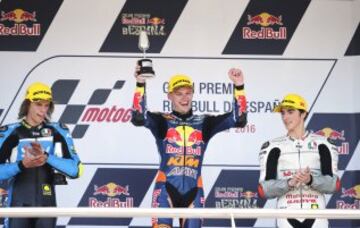 Podio de Moto3, el sudafricano Brad Binder, ganador del GP de España, entre los italianos de Nicolò Bulega y Francesco Bagnaia.