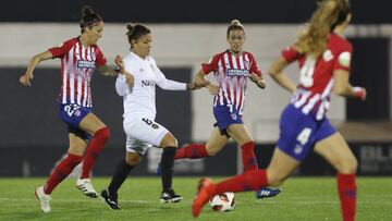 Ángela Sosa y Jenni Hermoso acorralan a Sandra Hernández.