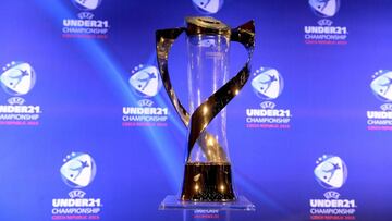 El trofeo de la Eurocopa Sub-21 es el que perseguirán todas las selecciones en Polonia el próximo año.