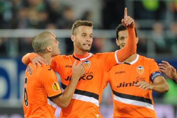  En agosto de 2012 Canales firmaba con el VCF hasta el 30 de junio de 2017 y adquiría el dorsal «23» del VCF.
La temporada 2013/2014 tenía que ser la de la consagración de Canales en el equipo “ché”. Con la nueva llegada del entrenador Miroslav Djukic, Canales comenzó la temporada alternando la titularidad con la suplencia. 
Anotó su primer gol en el partido de UEFA Europa League ante el FC St. Gallen, un partido en el que el Valencia goleó 5-1. 
