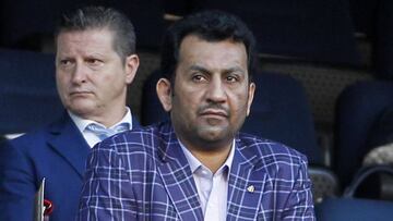 El jeque se disculpa y Roberto señala al asistente