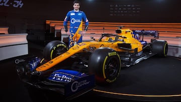 Carlos Sainz junto al McLaren MCL34 del Mundial de F1 2019.