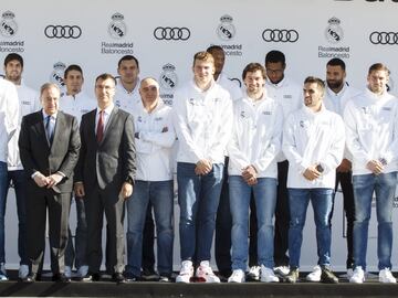 La plantilla del Real Madrid de baloncesto con Florentino Pérez  y Guillermo Fadda, director de Audi España