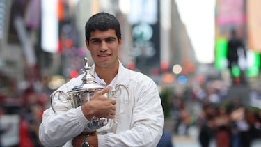 Carlos Alcaraz, con el trofeo del US Open.