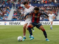 VALENCIA, 23/04/2026.- El centrocampista del Sevilla Joaquín Martínez "Oso" (i) pelea un balón con el defensa alemán del Levante Jeremy Toljan, durante el partido de LaLiga de fútbol entre el levante y el Sevilla, este jueves en el estadio Ciutat de Valencia. EFE/ Manuel Bruque