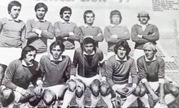 Deportes Concepción 1977 en la Revista Estadio. Parados, de izquierda a derecha: Rolando García, Nelson Gallardo, Eduardo de la Barra, Luis Droguett, René Serrano, Sergio Bratti. Abajo, en el mismo orden: Leonardo Burgos, Hans Lamour, Víctor Estay, Francisco Cuevas y Hans Schellberg.