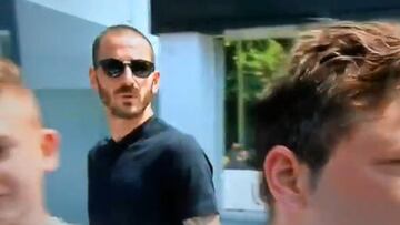Bonucci se encara con un aficionado de la Juventus.