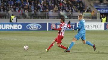 Gol 0-1 de Adrián. Perfecta conexión Raúl García-Adrián que transforma el asturiano completamente solo ante Lodigin.