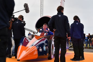 El Bloodhound SSC Supersonic diseñado por el aerodinamista de 87 años Ron Ayers en colaboración con Richard Noble, tiene previsto alcanzar el récord de los 1.609 kilómetros por hora en el desierto Hanskeen Pan de Sudáfrica.