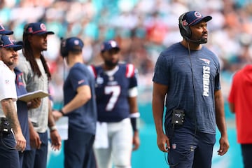 MIAMI GARDENS, FLORIDA - NOVEMBER 24: Head coach Jerod Mayo of the New England Patriots looks on during the second quarter against the Miami Dolphins at Hard Rock Stadium on November 24, 2024 in Miami Gardens, Florida.   Megan Briggs/Getty Images/AFP (Photo by Megan Briggs / GETTY IMAGES NORTH AMERICA / Getty Images via AFP)