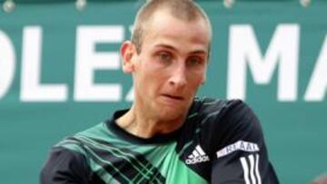 <b> EN TIERRA. </b>El revés a dos manos de De Bakker apunta a Nadal.