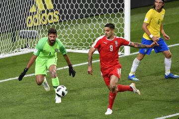 Alisson y Aleksandar Mitrovic.