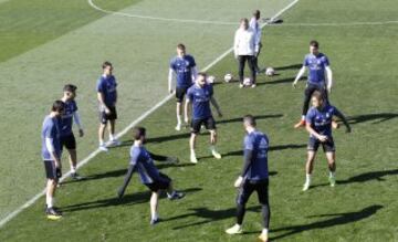 Gran ambiente entre los jugadores del Real Madrid durante el entrenamiento.