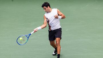 Jaume Munar golpea la bola durante el US Open.
