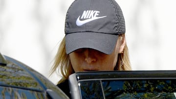 Maria Sharapova entra en un coche tras un paseo por los alrededores de Stuttgart, donde regresará a competir en el circuito femenino.