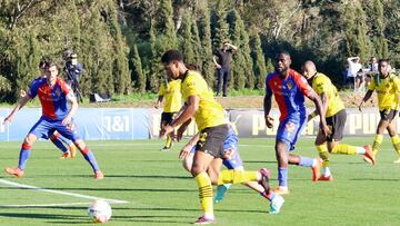 Este lanzamiento al palo de Bellingham acabó en el 2-0 de Malen.