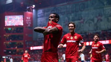 Helio Nunes Helinho celebrates his goal 3-0 of Toluca during the semi-finals second leg match between Toluca and Monterrey, as part of the Liga BBVA MX, Torneo Apertura 2025 at Nemesio Diez Stadium, on December 06, 2025 in Toluca, Estado de Mexico, Mexico.