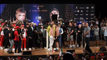 during the weigh-in ceremony prior to the fight "The King Coming Home" for the Super Middleweight titles, endorsed by the World Boxing Council (WBC), the World Boxing Organization (WBO), the World Boxing Association (WBA) and the International Boxing Federation (IBF), at Santos Degollado Theater, on May 5, 2023.
<br><br>
durante la ceremonia de pesaje previo a la pelea "The King Coming Home" por los titulos Supermedio, avalados por el Consejo Mundial de Boxeo (CMB), la Organizacion Mundial de Boxeo (OMB), la Asociacion Mundial de Boxeo (AMB) y la Federacion Internacional de Boxeo (IBF), en el Teatro Santos Degollado, el 05 de Mayo de 2023.